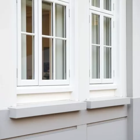 Białe okna jakie parapety zewnętrzne